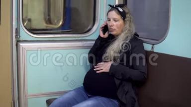 一位孕妇正在<strong>地铁</strong>列车上打<strong>电话</strong>。 旧<strong>地铁</strong>列车